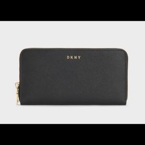 DKNY NWT Bryant Large ZIP Around Leather Wallet